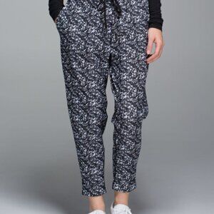 Lululemon Jet Crop Shimmy Shimmer Black White Pants Size 10 Like New